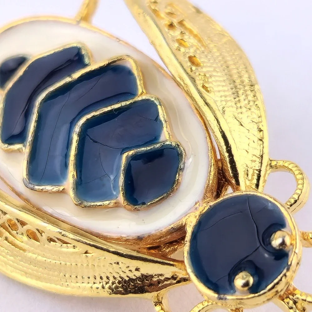 N/A bee brooch